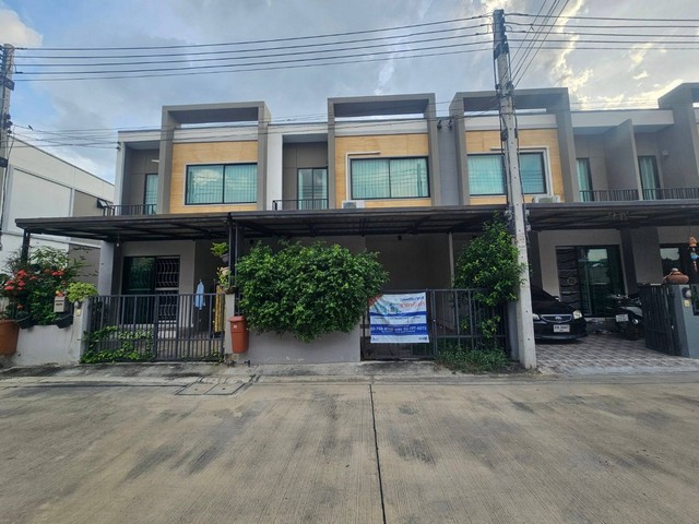 ขาย บ้านทาวน์เฮาส์ 2 ชั้น 21 ตร.วา  โครงการบ้านเปี่ยมสุข เอสเกต กรุงเทพ-ปทุมธานีรหัสทรัพย์  Y120026===========================รายละเอียดประเภท : ทาวน์เฮ้าส์/ทาวน์โฮมจำนวนชั้น : 2 ชั้นพื้นที่ :  21 วาพื้นที่ใช้สอย : 105 ตร.ม.ห้องนอน : 3 ห้องห้องน้ำ : 2 ห้องที่จอดรถ : 1+========================สิ่งอำนวยความสะดวกสระว่ายน้ำฟิตเนสระบบรักษาความปลอดภัย========================ทำเลดี สถานที่ใกล้เคียงไทวัสดุ ปทุมธานี : 1.9 กม.บิ๊กซี ปทุมธ�