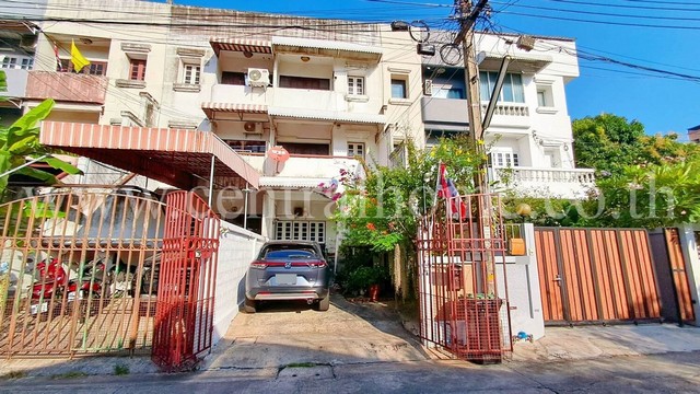 ทาวน์เฮ้าส์ 3.5 ชั้น เล่นระดับ ซ.ชูจิตารมย์ - อินทามระ ใกล้ MRT สุทธิสาร 