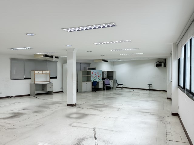 BH3284 ให้เช่าอาคารพาณิชย์ 3 ชั้น 4 คูหา ทำเลดี ใกล้ BTS เอกมัย พร้อมพื้นที่ใช้สอยรวม 565.5 ตร.ม. เหมาะสำหรับธุรกิจทุกประเภท