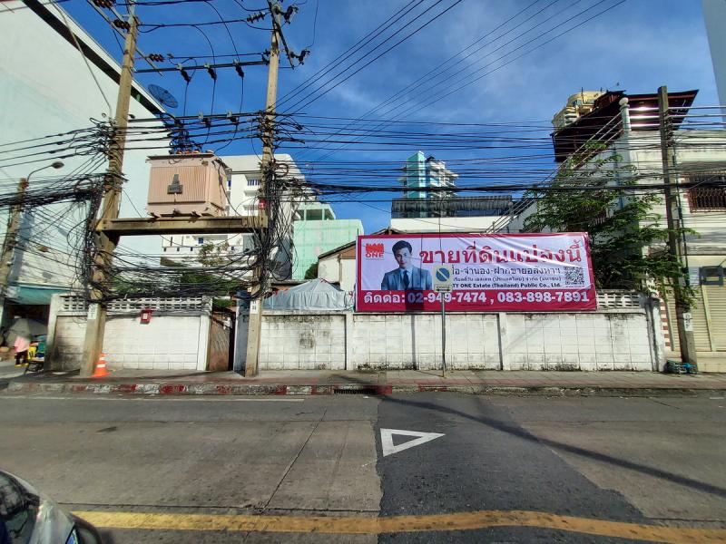 ขายที่ดิน CBD Prime Areaมศว ประสานมิตร ซอยสุขุมวิท 23ใกล้ประตู 2 ประมาณ 100 เมตรเนื้อที่ 51 ตรว ราคา 45ล้านบาทตรงข้าม NIRVANA Sukhumvit 23เข้า-ออกได้หลายเส้นทาง ทั้งอโศก ซอยสุขุมวิท 23, 31, 33, 39 และ ซอยเพชรบุรี 38/1– หน้าแปลงหันทิศตะวันตก– กว้าง 15 เมตร x ลึก 14 เมตร– สามารถขึ้นอาคารสูงได้ 8 ชั้น– พื้นที่สีน้ำตาล ย10-04– เหมาะสำหรับสร้าง ร้านค้า ร้านอาหาร อพาร์ทเม้นท์ สำนักงานให้เช่า– ใกล้ MRT เพชรบุรี & สุ