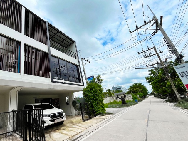 ขายทาวน์โฮม 3 ชั้น รังสิต-นครนายก 32 (หลังริม) เนื้อที่ 35.8 ตร.ว. ขายเพียง 4,500,000 ล้านบาท