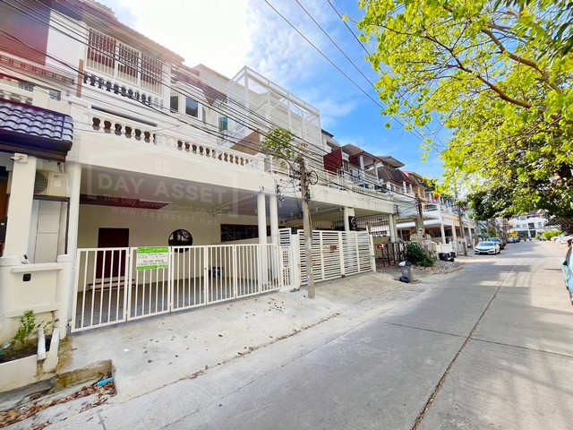 ขายทาวน์โฮม 3.5 ชั้น หมู่บ้าน ทาวน์อินทาวน์ - ถนนศรีวรา - ลาดพร้าว 94 ทำ Home Office เนื้อที่ 31.5 ตร.ว. ขายเพียง 8,500,000 ล้านบาท