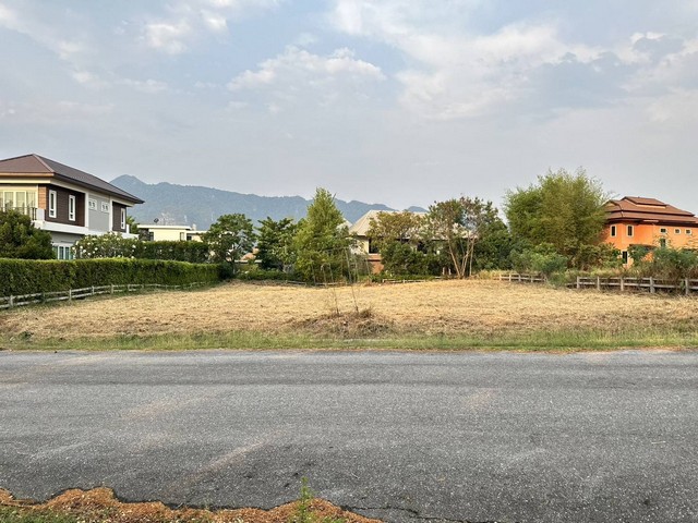 ขายที่ดินเปล่า 340 ตร.ว ในหมู่บ้าน ภูภัทรา 3 เขาใหญ่ ต.พญาเย็น อ.ปากช่อง นครราชสีมาเนื้อที่ 340 ตร.วหน้ากว้าง 33 เมตร ลึก 43 เมตรเหมาะกับการสร้างที่อยู่อาศัย เป็นบ้านพักตากอากาศหรือจะอยู่อาศัยยาวๆได้สบาย เพราะอากาศดีมากกกกที่ดินแปลงสวยสี่เหลี่ยมผืนผ้าหันหน้าเข้าที่ดิน ด้านซ้ายติดกับบ้าน ด้านขวาเป็นที่ดินเปล่ายังไม่มีสิ่งปลูกสร้างที่ตั้ง: ภูภัทรา 3 ต.พญาเย็น อ.