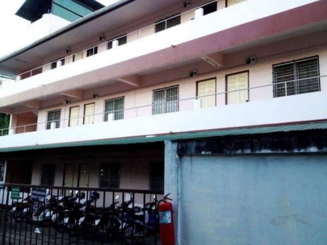 โซนช้างเผือก ขายหอพักพร้อมบ้าน1 หลัง 14 ล้าน อาคาร 3 ชั้น รวม 12 ห้อง #หลังวัดช่างเคี่ยน #ห่างจาก หน้า ม.ช. 800 ม. #ห่างจาก ม.ราชมงคล 500 ม. หอพักมี 3 ชั้น รวม 12 ห้องพื้นที่ห้อง 4.5 ม.x.6.5 ม. มีโซลาร์เซลขายการไฟฟ้าทุกเดือน เหลือเวลา 15 ปี ตัวบ้าน 2 ชั้น 4 นอน 2 น้ำ มีห้องเช่าหน้าบ้าน 1 ห้อง ที่ดิน ขนาด 140 ตร.วา ราคาขาย 14 ล้านอยากได้อสังหาโซนไหน สอบถามเข้ามาได้เลยต้องการอสังหาแบบไหนที่ Northern Land Chia