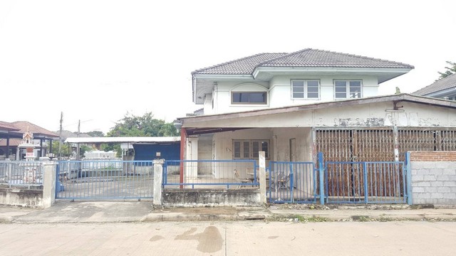 ขายบ้าน เดอะ ลากูน 1-2 ท้ายเกาะ สามโคก ปทุมธานีรหัสทรัพย์ Y120040===========================• รายละเอียดประเภท : บ้านจำนวนชั้น : 2 ชั้นพื้นที่ : 59 วาพื้นที่ใช้สอย : 225 ตร.ม.ห้องนอน : 3 ห้องห้องน้ำ : 2 ห้องที่จอดรถ : 2========================ทำเลดี สถานที่ใกล้เคียงตลาดนัดสามโคก ( ≈ 5.6 กม.)ตลาดสดฉัตรชัย ( ≈ 8.6 กม.)ซุปเปอร์มาร์เก็ต - ท็อปส์ เดลี่ มินิซูเปอร์มาร์เก็ต สาขาธรรมศาสตร์-รังสิต ( ≈ 9.6 กม.)ตลาดสดอินเตอร์มาร์ท ( ≈ 9.8 กม.)