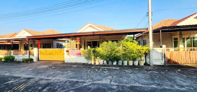 หมู่บ้านศศิธร 23 ต.หนองปลาหมอ อ.หนองแค จ.สระบุรีรหัสทรัพย์ :16617ประเภท :บ้านเดี่ยว / บ้านแฝดโครงการ :หมู่บ้านศศิธร 23 ต.หนองปลาหมอ อ.หนองแค จ.สระบุรีที่ตั้ง :ต.หนองปลาหมอ อ.หนองแค จ.สระบุรีโซน :ต่างจังหวัดเนื้อที่ :51.4 ตร.ว.ห้องนอน :3 ห้องห้องน้ำ :2 ห้องห้องอื่น ๆ :ห้องจำนวนชั้น :1 ชั้นบ้านเดี่ยว 1 ชั้น 3 ห้องนอน 2 ห้องน้ำ ต่อเติมห้องครัว และต่อเติมที่จอดรถขนาดใหญ่ไว้แล้วทำเลดี เ