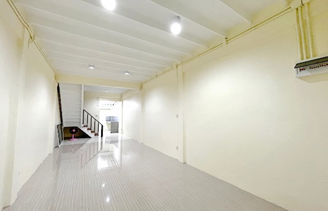 โลตัส บางกะปิ 1.2 กม.เดินทางเรือ ลาดพร้าว107-111 MRT บางกะปิ 800ม.รีโนเวทใหม่ ทาวน์เฮาส์ 3 ชั้น  3นอน 2น้ำ ม.รัตนบัณฑิต 800ม.