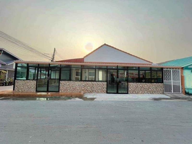 #ให้เช่าบ้านชลบุรี​#ให้เช่าบ้านชั้นเดียว​คลองตำหรุชลบุรี​#บ้านรีโนเวทใหม่ทั้งหลัง​???? เทศบาล​คลองตำหรุทำเล​ ที่อยู่​อาศัย​ และค้าขาย✴️​ติดหน้าถนนซอยหลักเหมาะเป็นเปิดร้าน, บริษัท, ร้านค้าและที่อยู่อาศัย???? 2 ห้องนอน​   ???? 1​ ห้องน้ำปล่อยเช่า​  6500​/เดือนล่วงหน้า​ 1​ เดือน​  ค้ำประกัน​  1​  เดือนพร้อมเข้าอยู่​  13,000​ บาท สัญญา​ ขั้นต่ำ​ 1​  ปี————————————————ติดต่อ​สอ