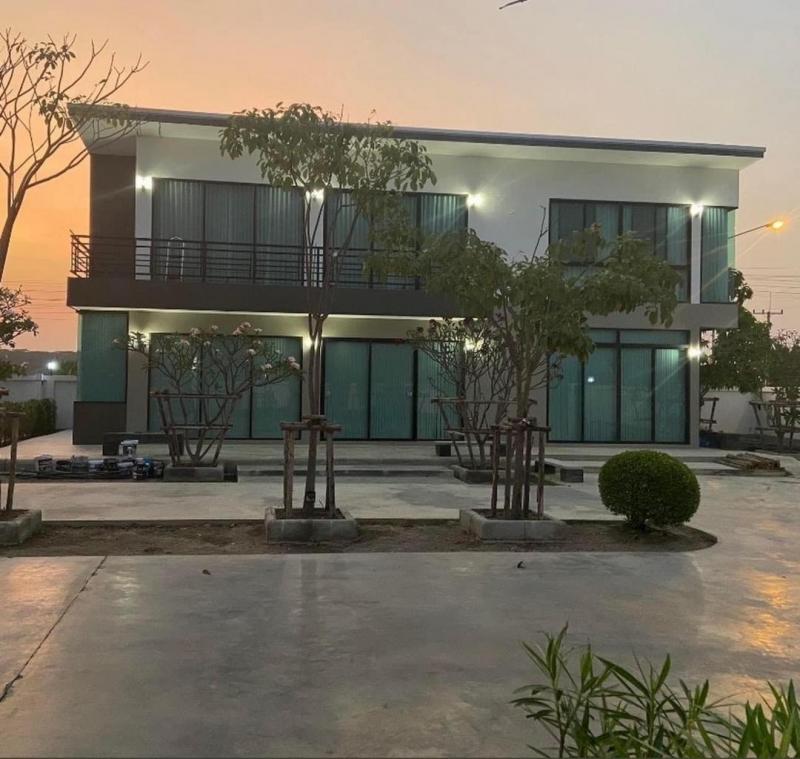 ขายพร้อมสิ่งปลูกสร้างพร้อมกิจการผลิตและจำหน่ายสินค้าทางการแพทย์พร้อมดำเนินการได้ทันที นครปฐมสอบถามข้อมูลเพิ่มเติมคุณวรรณ : 064-782-8966ID line : wan42879https://line.me/ti/p/qbnaHZKGUkขายราคา 35,500,000 บาทเนื้อที่ 1 ไร่ 1 งาน ขนาดแปลงหน้ากว้าง30เมตรxลึก60เมตร-อาคาร 2 หลัง แยกเป็นที่ผลิต สำนักงาน-ที่พักอาศัย 4 ห้องนอน 3ห้องน้ำกิจการเปิดมาแล้ว 10 ปี-เอกสารถูกต้องสามารถตรวจสอบทางบัญชีได้-นิติบุคคลไม่มีภ