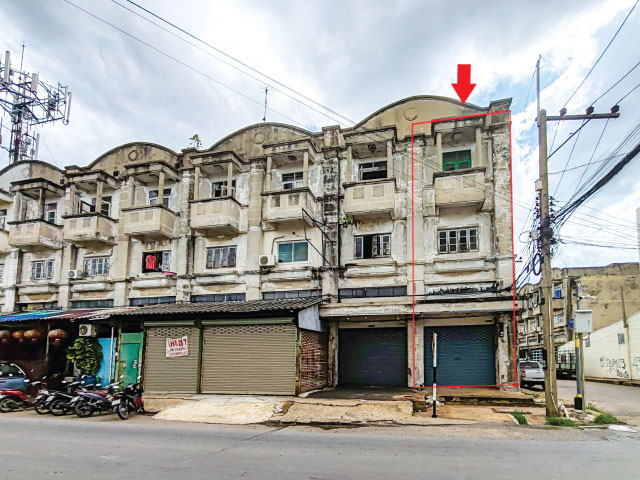 ขาย ตึกแถว 3.5 ชั้นพร้อมที่ดินเปล่ารวม 29 ตรว. หลังมุม เปิดโล่งทุกชั้น อยู่ในแหล่งชุมชน ใกล้ตลาดพันล้าน อ้อมใหญ่พาร์ค และบิ๊กซี ซอยเทศบาล 1 ถ.เพชรเกษม ต.อ้อมใหญ่ อ.สามพราน จ.นครปฐม ข้อมูลทรัพย์ http://tnyurl.au/NB9510รหัสทรัพย์ KRNB95010ขายตึกแถว 3 ชั้นครึ่ง ถนนเทศบาล 1 ซึ่งเป็นแหล่งชุมชนขนาดใหญ่ มีโรงงาน ร้านค้า หอพัก อพาร์ตเม้นท์ และที่พักอาศัยหนาแน่น แถมฟรี!! ที่ดินเปล่าหลังบ้าน ต