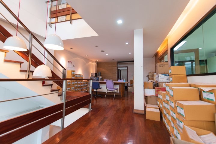 ให้เช่าอาคารพาณิชย์ 3 ชั้่น 4 คูหาอยู่ในซอยใกล้ BTS เอกมัยเดิน 5 นาทีพื้นที่ใช้สอยรวม 565.5ตรม.10 ห้องน้ำแอร์ 14 เครื่องถนนเอกมัย