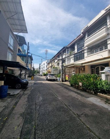 ขายบ้าน ทาวน์เฮ้าส์ 4 ชั้น ต่อเติมสวย  ซอยธารทิพย์ 3 วังทองหลาง กรุงเทพ   ZB085