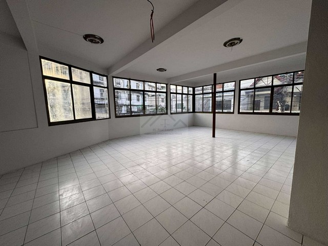 ให้เช่าตึก 3 ชั้น 600 ตร.ม รามอินทรา กม.8 ระหว่างรถไฟฟ้าสถานีคู้บอน - สถานีรามอินทรา 83  ใกล้ แฟชั่นไอแลนด์