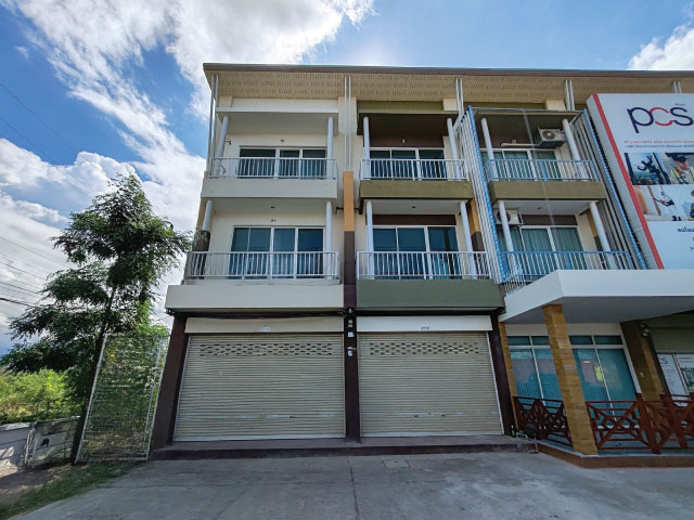 ขาย ตึกแถว 3 ชั้น 2 คูหา หลังมุม ติดถนนใหญ่ พร้อมที่ดินรวม 47 ตรว. ริมถนนเพชรเกษม ชะอำ ทำเลดีมาก เหมาะทำการค้า ต.ชะอำ อ.ชะอำ จ.เพชรบุรี ข้อมูลทรัพย์ http://tnyurl.au/NB9514รหัสทรัพย์ KRNB95014ห้ามพลาด!! ตึกแถวสวยและสภาพดีมาก 2 คูหาติดกันบนที่ดิน 2 แปลง 31 ตารางวา และ 16 ตารางวา รวม 47 ตารางวาโครงการดุสิตา ติดถนนเพชรเกษม ทำเลดีมาก จอดรถหน้าบ้านได้หลายคัน เป็นตึกห้องมุมมีพื้นที่โล่งด้านข้าง 