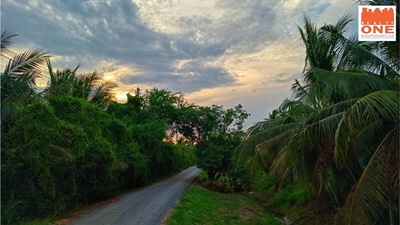 ขายบ้านพร้อมที่ดินเสม็ดใต้ บางคล้า ฉะเชิงเทรา  ราคา 2,500,000 บาทContact096-995-1689 คุณตำลึง065-454-7606 Liam (English)LINE: https://line.me/ti/p/t5_ad6_X9Tรายละเอียด– 1 ห้องนอน– 1 ห้องน้ำ– ขนาด 1 ไร่ 10.8 ตร.ว– บ้านหัวมุม– ใกล้ถนน 304– มีต้นผลไม้หลายชนิดสถานที่ใกล้เคียง– องค์การบริหารส่วนตำบลเสม็ดใต้ (  2.7 กม.)– โรงเรียนวัดสนามช้าง ( 3.3 กม.)– บริษัท ไทยแอโรว์ จำกัด (  4.6 กม.)– โรงพยาบาลวัดสมานรัตนาราม (  6.6 กม.)https://maps.app.goo.gl/D6zmEYh4HQafwfeNAรหัส- C26344บริษ