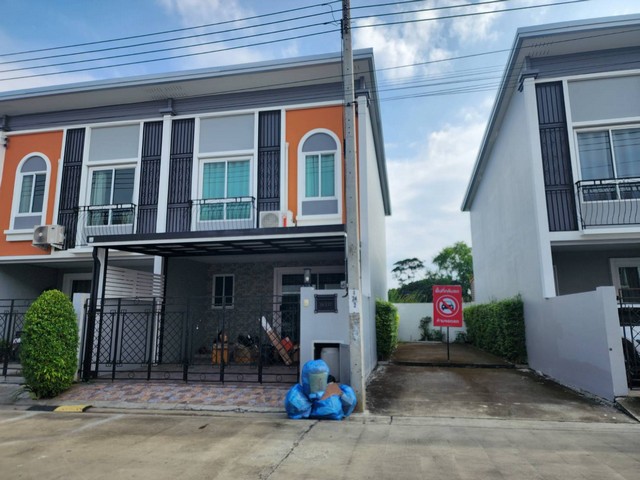 ทาวน์โฮม หลังมุม The Verona เดอะ เวโรน่า พระราม 9-กรุงเทพกรีฑาพัฒนาชนบท 3 คลองสองต้นนุ่น เขตลาดกระบัง กรุงเทพกรีฑาตัดใหม่ ต้อนรับสัตว์เลี้ยงทาวน์โฮม 2 ชั้น หลังมุม 22 ตร.วา พื้นที่ใช้สอย 120 ตร.ม 3 ห้องนอน 3 ห้องน้ำ 1 ห้องครัว ต่อเติมโรงจอดรถหน้าบ้าน พร้อมแอร์ 4 ตัว  เครื่องซักผ้าฝาหน้า sharp 8 kg ไมโครเวฟ ตู้เย็น 8 คิว เฟอร์นิเจอร์ บิ้วอินทั้งหลัง โต๊ะรับประทานอาหาร ปั๊มน้ำ ออโต้ 300 