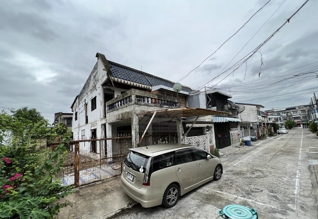 ขายทาวน์เฮ้าส์ 2 ชั้นหล้งมุม 33 ตรว. หมู่บ้าน Grand Village ลาดพร้าว 80-3  มีความเป็นส่วนตัว ติด MRT ลาดพร้าว 71