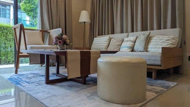 AOM 1443พร้อมให้เช่า บ้านเดี่ยวหลังใหญ่ Setthasiri Krungthep Kreetha หลังบ้านไม่ติดใคร มีความเป็นส่วนตัว พร้อมพื้นที่สวนขนาดใหญ่ Location   Krungthepkreetha Rd. Huamak Bangkapi Bangkok4BED 3BATH 193 SQM 65.7 SQWA2storey 2 parking spaces Corner house with a large gardenPrice 150,000 THB  month negotiable โลเคชั่นดีเยี่ยม เข้าถึงได้หลายทาง ทั้งถนนศรีนครินทร์, รามคำแหง, พระราม9 และทางด่วนๆ ต่างๆ มีห้าง และแหล่งการค้าล้อมรอบ พร้อมทั้งโรงเรียนนานาชาติ Brighton และ Wellington ตอบโจทย์กลุ่มผู้เช่าคุณครู