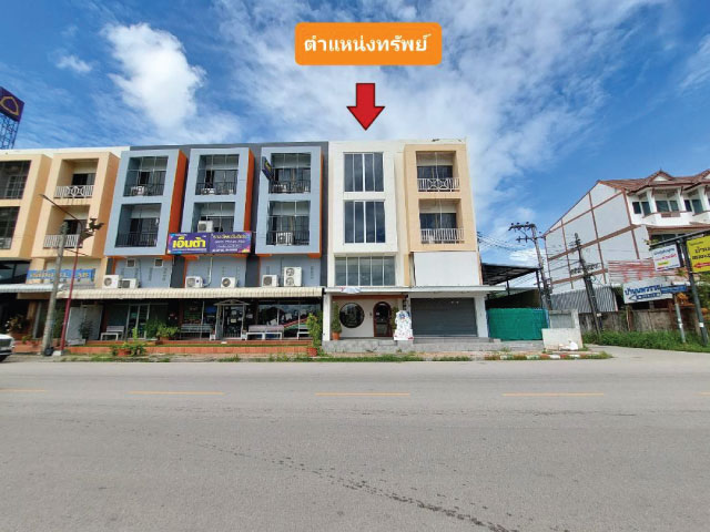 ขาย อาคารพาณิชย์ 1 คูหา 3 ชั้น 2 ห้องนอน 3 ห้องน้ำ สไตล์มินิมอล ใจกลางเมืองลำพูน อาคารสร้างมา 5 ปี  หน้ากว้าง 4 เมตร ลึก 20 เมตร พื้นที่ใช้สอย 240  ตร.ม. อาคารตกแต่งเรียบง่าย โทนสีแบบโมโนโทนหรือสีอ่อนๆ  สร้างความสมดุลและความผ่อนคลาย  ภายในจัดพื้นที่สเปสให้มีความว่างและดูกว้าง  การตกแต่งจึงดูเรียบง่าย น้อยชิ้น แต่ครบถ้วนในเรื่องของประโยชน์การใช้สอย การตกแต่งอาคารสไ