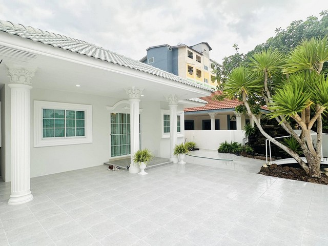 AOM 1452ราคา 4,250,000 บาท 3 ห้องนอน 2 ห้องน้ำ เนื้อที่ 74 ตารางวาจอดรถในบ้าน 2 -3 คัน ด้านนอกจอด ได้อีก2-3คัน ค่าใช้จ่ายวันโอน 50  50 แถมฟรี -  ชุดผ้าม่านกันยูวีทั้งหลัง- ชุดเฟอร์นิเจอร์ห้องนอน 3 ห้องพร้อมตู้เสื้อผ้าโต๊ะเครื่องแป้ง-  ชุดโซฟาห้องรับแขก- โต๊ะทานข้าว 6 ที่นั่ง-  ชั้นวางทีวี  Built-in-  เตา  ฮูดดูดควัน  บิ้วอินตู้ครัว- เครื่องทำน้ำอุ่น 2 เครื่อง- พร้อมของตกแต่งบางส่วน โลเคชั่น หมู