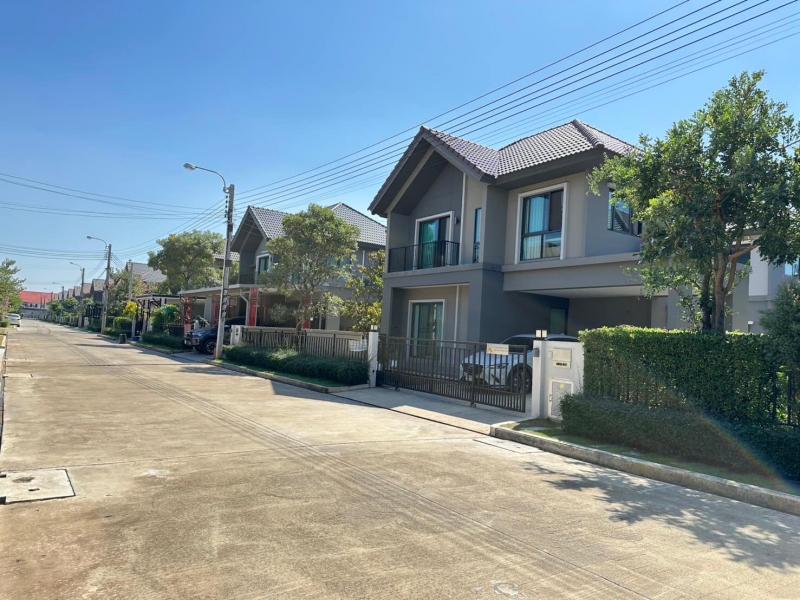 รายละเอียดทั้งหมด : M10456 เพฟ บางนา (PAVE Bangna), สมุทรปราการบ้านเดี่ยว 888/69หมู่บ้าน PAVE BANGNAที่ตั้ง ถนน บางบ่อ-คลองด่าน ต.บางบ่อ อ.บางบ่อ จ.สมุทรปราการ 10540พื้นที่ 57.2 ตร.ว.พื้นที่ใช้สอย 200 ตร.ม.2 ชั้น3ห้องนอน3ห้องน้ำ1ห้องนั่งเล่น1ครัวแอร์ 5เครื่องที่จอดรถ 2 คันในบ้าน ถนนในหมู่บ้านกว้าง ถนนหน้าบ้านสงบ__________________________________________________________ราคาขาย 6,300,000 บาท (ค่าโอนคนละครึ่ง)พิกัด https://www.google.com/maps?q=13.56055974,100.84833772ห้างสรร