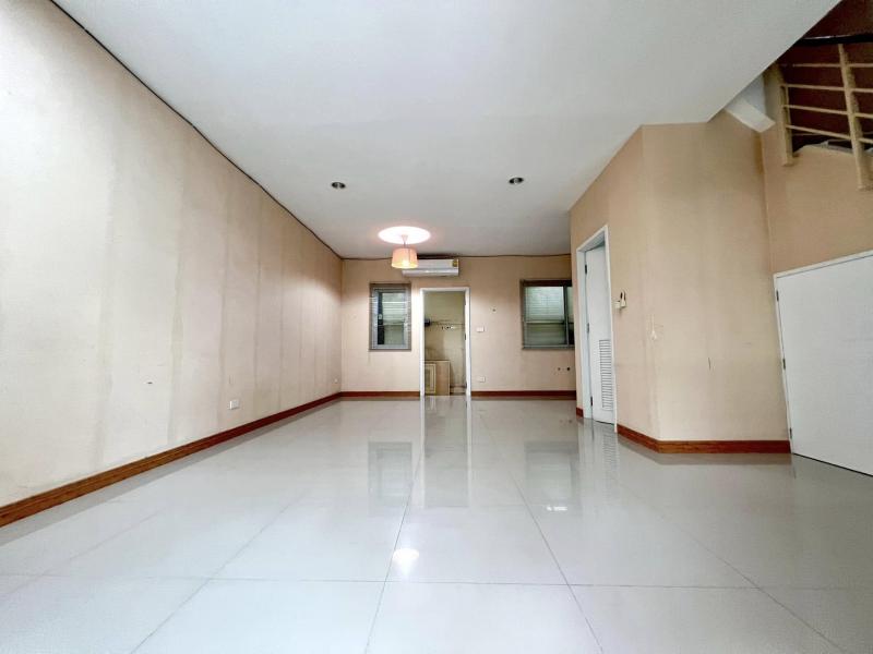  ขายทาวน์เฮ้าส์ 2 ชั้น บ้านสินทรัพย์ 3 ลำลูกกาคลอง 3ทำเล ใกล้ ตลาดกลางลาดสวาย(รหัสประกาศขาย C- 0769)ขายทาวน์เฮ้าส์ 2 ชั้น บ้านสวยราคา : 1,790,000 บาทพื้นที่ 19.8 ตร.ว.พื้นที่ใช้สอยขนาด 84.7 ตร.ม.3 ห้องนอน 2 ห้องน้ำ 1ห้องนั่งเล่น1 ห้องครัว 2 ที่จอดรถ(นัดชมบ้านล่าวงหน้า )สนใจติดต่อคุณอังกูร ธรรมธนปัญญา (คุณพีซ)Realty Estate AgentMobile : 081-929-4544Whatapps / Telegram : +66 81 929 4544Email : passive.property.th@gmail.comLINE : @passivepropertyFacebook : passivepropertythYoutube : @PassivePropertyสถานที่ใก