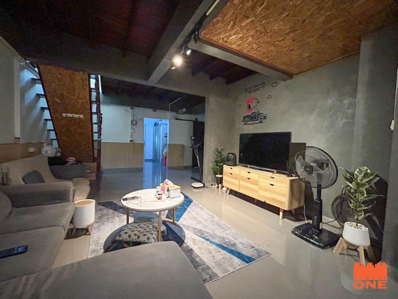 ทาวน์เฮ้าส์ 3 ชั้น ซอยลาดพร้าว 87 ใช้ชีวิตสะดวก เข้า-ออกได้หลายทาง พื้นที่ใช้สอยเยอะสุดๆ