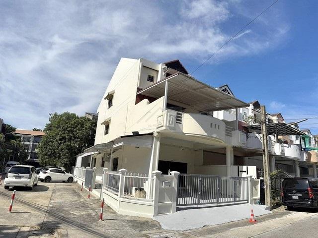 ให้เช่าโฮมออฟฟิศ 3 ชั้น เนื้อที่ 65 ตรว. หลังมุม ถนนศรีวรา ซอยทาวน์อินทาวน์ 4 ใกล้เลียบด่วนราคาเช่า 35,000 บาท / เดือนที่ตั้ง ถนนศรีวรา ซอยทาวน์อินทาวน์ 4 แขวงพลับพลา เขตวังทองหลาง กรุงเทพมหานคร 10310ติดต่อ : คุณภัสพงณ์ 0634098164Line : deedaa23เนื้อที่ 65 ตารางวา พื้นที่ใช้สอย 120 ตารางเมตร จำนวน 3 ชั้น 4 ห้องนอน 5 ห้องน้ำ จอดรถ 4 คันเดินทางได้สะดวกเเละสามารถเข้าออกได้หลายซอยสถานที่ใกล้เคีย�