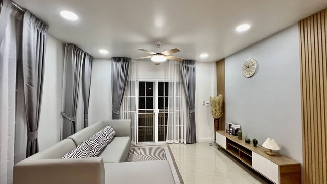 ขายบ้านฟ้าปิยรมย์ บ้านบัวไวท์เฮาส์ วิวหลักล้าน วิวทุ่งดอกบัว โครงสร้างบ้านแข็งแรงมาก ข้างโลตัสลำลูกกาคลอง6 โปรพิเศษ เดือนนี้ 2.69 ล้านบาท- ฟส 5 เรือนพนา- หลังบ้านเป็นทุ่งดอกบัว - หน้าบ้านทิศใต้ - บ้านรีโนเวทพร้อมอยู่ เนื้อที่ 24 ตรว. หน้ากว้าง 6 เมตร มี 3 ห้องนอน 2 ห้องน้ำ1 ครัว เคาน์เตอร์ตัวแอลเตาแก๊สพร้อมเครื่องดูดควัน Axis แบรนด์ในรายการ Master Chef 1 จอดรถในบ้าน 1จอดรถหน้าบ