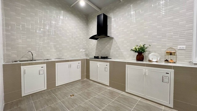 ขายบ้านฟ้าปิยรมย์ บ้านบัวไวท์เฮาส์ วิวหลักล้าน วิวทุ่งดอกบัว โครงสร้างบ้านแข็งแรงมาก ข้างโลตัสลำลูกกาคลอง6