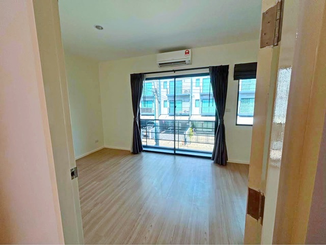 APL บ้านทับช้าง 1.6กม.หน้าหมู่บ้านมี 7-11 ทาวน์เฮาส์ 3ชั้น พระราม9-อ่อนนุช  3นอน   18ตร.วา.210ตร.ม. วิวสระว่ายน้ำ พาซิโอมอลล์ 2กม. บิวท์อิน