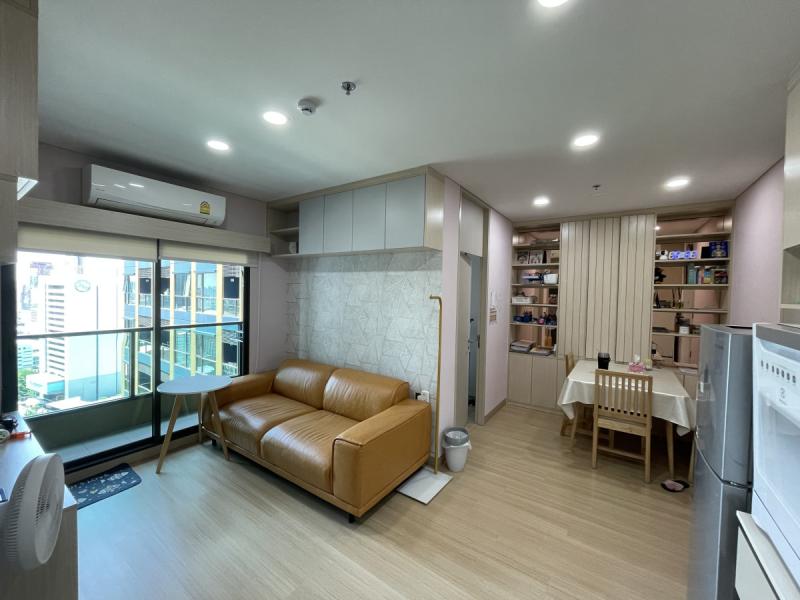 ขายด่วน!! ลุมพินี สวีท เพชรบุรี-มักกะสัน เฟอร์นิเจอร์ Build in ครบทั้งห้อง สวยมาก พร้อมอยู่ราคาเพียง 5,200,000 บาท  ✅ โอนคนละครึ่ง*รายละเอียดห้อง*-ชั้นที่ : 25  -พื้นที่ใช้สอย :42 ตรม-ห้องนอน : 2 ห้องห้องน้ำ : 1 ห้อง* สิ่งอำนวยความสะดวก ลานฟิตแอนด์เฟิร์ม, สนามเด็กเล่น, สระว่ายน้ำระบบเกลือแบบ Infinity Edge Pool, ห้องออกกำลังกาย, ลานพักผ่อน (Co-Living Area), ห้องซาวน่า, ห้องสตรีม, ห้องเครื่องซักผ้าหยอดเหรีย