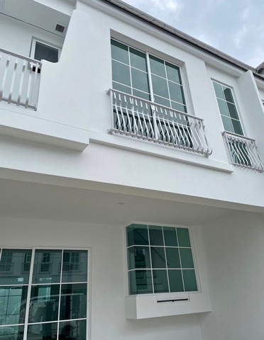 LV52962 ให้เช่า ทาวน์โฮมและบ้านเดี่ยว Villaggio 3 ศรีนครินทร์-บางนา บรรยากาศใหม่ Camping Ville ทำเลต้นบางนา ใกล้ MEGA บางนาราคาเช่า :  29,000 บาท/เดือน ราคารวมค่าส่วนกลางเรียบร้อย (สัญญาเช่าระยะสั้นขั้นต่ำ 1 ปี และระยะยาว สัญญาปีต่อปี)ที่ตั้ง : ถ.เลียบคลองหลวงแพ่ง ต.บางแก้ว อ.บางพลี จ.สมุทรปราการ 10540ชื่อโครงการ : วิลลาจจิโอ 3 ศรีนครินทร์-บางนา Villaggio 3 Srinakarin-Bangnaรายละเอียด :- ขนาด 21.4 ตร.ว.- พื้นที่ใช้สอย 121 