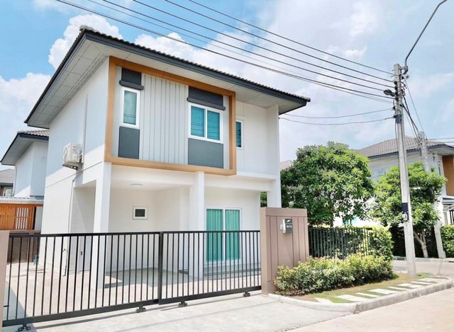 LV52960 ให้เช่า บ้านแฝด เซนส์ สายไหม 56 SENSE Saimai 56 ทำเลดี ใกล้ BTS คูคต หน้าหมู่บ้านติดห้างFoodland เปิด 24 ชม.ราคาเช่า : 25,000 บาท/เดือนที่ตั้ง : ซอยสายไหม 56 ถนนสายไหม (สุขาภิบาล 5) แขวงสายไหม เขตสายไหม กทม.ชื่อโครงการ : เซนส์ สายไหม 56 SENSE Saimai 56รายละเอียด :- บ้านหันหน้าทิศเหนือ บรรยากาศเงียบสงบ ติดสวนส่วนตัว ไม่มีบ้านตรงข้าม- พื้นที่ใช้สอย 131 ตร.ม.- 3 ห้องนอน - 2 ห้องน้ำ - พร้อมแอร์ครบทุกห้อง- ห้องรับแ