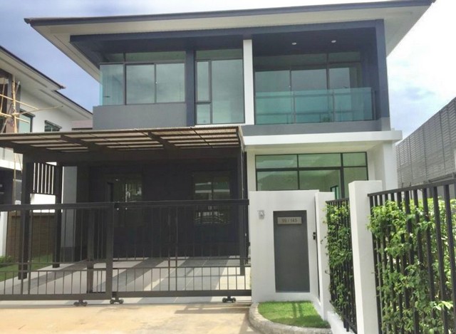 LV52958 ให้เช่า บ้านเดี่ยว เศรษฐสิริ กรุงเทพกรีฑา Setthasiri Krungthep Kreetha ติดกับ ร.ร.นานาชาติ Brighton collegeราคาเช่า : 79,000 บาท/เดือน (ค่าเช่าล่วงหน้า 1 เดือน ค่าประกัน 2 เดือน สัญญาเริ่มต้น 1 ปี)ที่ตั้ง : ถนนกรุงเทพกรีฑา แขวงสะพานสูง เขตสะพานสูง กทม. 10240ชื่อโครงการ : เศรษฐสิริ กรุงเทพกรีฑา Setthasiri Krungthep Kreethaรายละเอียด :- เนื้อที่ 75 ตารางวา - พื้นที่ใช้สอย 190 ตารางเมตร - 4 ห้องนอน แอร์ทุกห้อง- 3 ห้องน้ำ- เฟอร์นิเจ