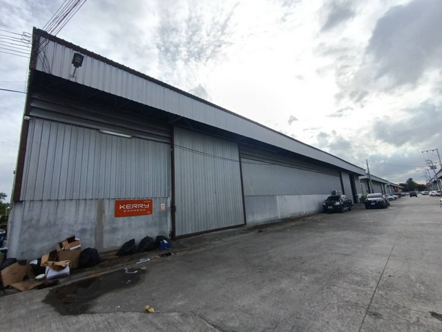 BRA523 ให้เช่าโกดัง ขนาด1,000ตรม. บางนา-ตราด กม.5  ใกล้ MEGAบางนาสนใจติดต่อ : คุณสราวุฒิ Tel. 0994108945 Line : ballwuth ค่าเช่า110,000 บาท/เดือนล่วงหน้า1 เดือน ประกัน 3 เดือน สัญญา 3 ปี (ค่าเช่าตารางเมตรละ 110 บาท) +vat7%ให้เช่าโกดังพร้อมออฟฟิศ ถ. บางนา-ตราด5 ขนาดเนื้อที่ 1,000ตารางเมตร สูง7-9เมตร  ออฟฟิศขนาด 75ตรม. ห้องน้ำ2 ห้อง ถนนด้านหน้ากว้างขวาง รถ10 ล้อ และรถคอนเทนเลอร์ ล้อเข้าออกได้สะดวก อยู่บางนา-ตราด กม.5 ใกล