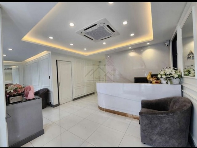 ขายโฮมออฟฟิศ 4 ชั้น 2 คูหาติดกัน กว่า 900 ตรม. โครงการ DISTRICT เอกมัย-รามอินทรา (นวลจันทร์) ตกแต่งพร้อมใช้  จอดรถหน้าอาคาร 10 คัน