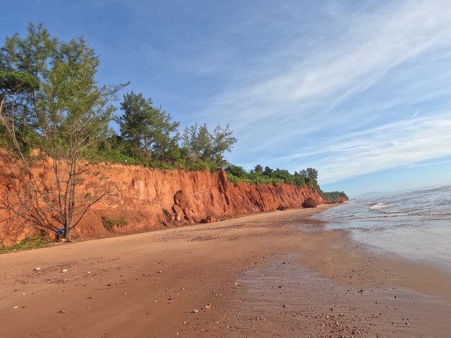 HOT SALE ซื้อขายทรัพย์ ส่งท้ายปี ที่สวย19 ไร่ 3 งาน  หน้ากว้างด้านทะเล 106 เมตร ขายราคาไร่ล่ะ 3 ล้านบาท โฉนดครุฑแดง พร้อมโอน