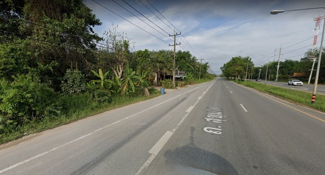 ขายที่ดิน 3 ไร่ 2 งาน ถมแล้วบางส่วน ที่ดินมีรูปร่างสี่เหลี่ยม ติดถนนสาธารณะ         2 ด้าน ด้านหน้าติดถนนประมาณ 90 เมตร ถนนสาธารณะเทด้วยคอนกรีตอย่างดี และด้านข้างติดถนนประมาณ 70 เมตรสภาพที่ดินเดิมปลูกทุเรียน (ยังคงมีต้นทุเรียนอยู่บ้าง) ที่ดินตั้งอยู่ในซอยสาธารณะ  ที่แยกเข้ามาจาก ถ.สุขุมวิท ช่วงที่ใกล้กับสถานีตำรวจทางหลวง ระยะห่างจาก  แปลงที่ดินถึงถนนสุขุมวิท เ