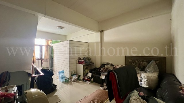 อาคารพาณิชย์ 2 ชั้นครึ่ง ซอยลำลูกกา 25 ต่อระเบียงหน้า และระเบียงหลัง