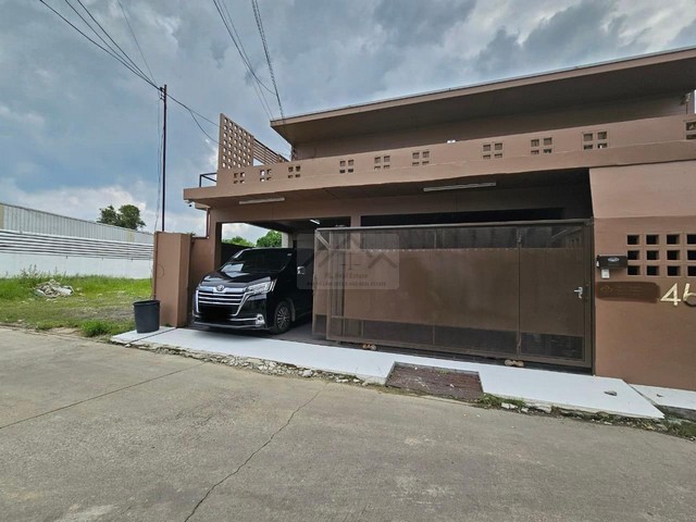 ให้เช่าบ้านเดี่ยว 2 ชั้น 72 ตร.ว. 9 ห้องนอน ย่านโชคชัย 4 ซอย 28 เหมาะพักอาศัยหรือ Home Office เดินทางสะดวก 