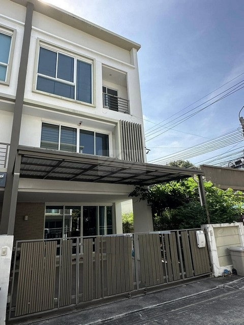 ให้เช่าทาวน์โฮม 3 ชั้น 200 ตรม. โครงการลุมพินี ทาวน์ เรสซิเดนซ์ ลาดพร้าว สเตชั่น Lumpini Town Residence ใกล้รถไฟฟ้า 2 สาย