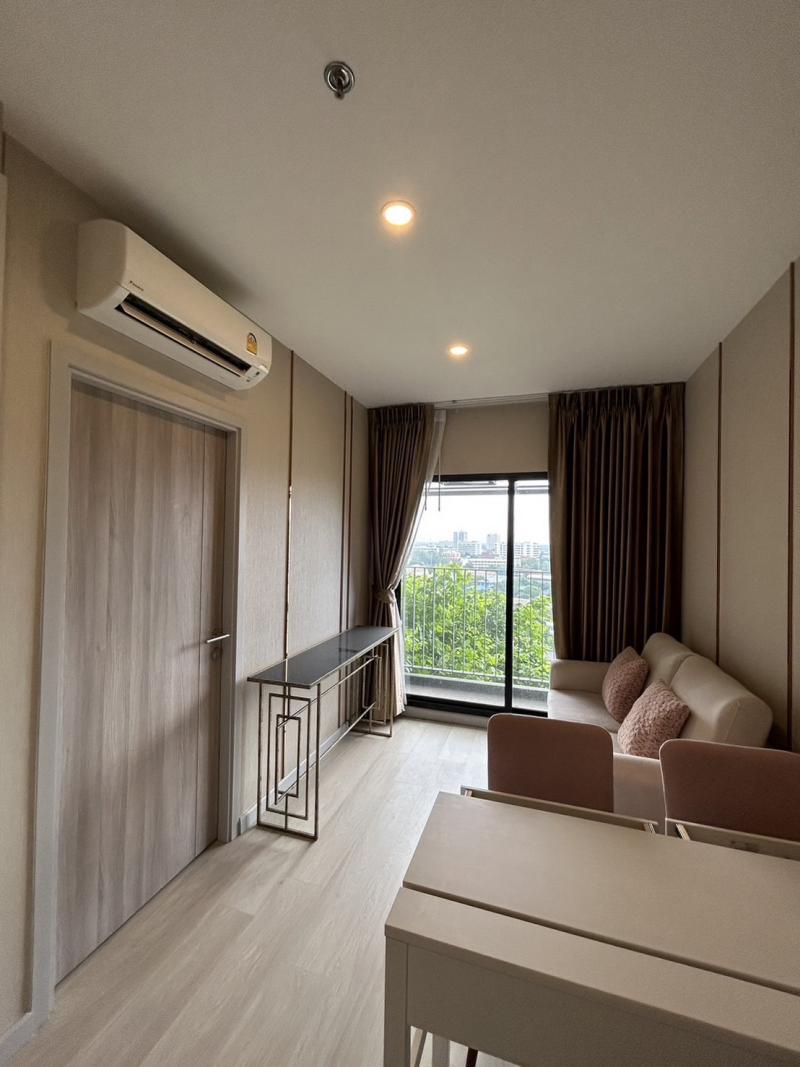 ขายด่วนคอนโด : ไนท์บริดจ์ ไพร์ม สาทร ขนาด 25 ตรม. 1 ห้องนอน ใกล้ BTS ช่องนนทรี 600 เมตรราคา: 3,800,000 บาทรายละเอียดห้อง- 1 ห้องนอน- 1 ห้องน้ำ  - ขนาด 25 ตร.ม.  - ชั้น 17  - จำนวนชั้น: 43 ชั้น  - จำนวนตึก: 1 อาคาร  เฟอร์นิเจอร์- เฟอร์นิเจอร์ครบ  สิ่งอำนวยความสะดวก  - Lobby  - Auto Parking Lobby  - 15th FL. Garden  - Therapy Pool & Lap Pool  - Steam & Sauna  - Fitness Mezzanine  - Media Club  - Metropolitan Club  - Sky Garden  - สวนหย่อมรอบโครงการ  - Passenger Lift & Service Lift  - Auto Parking 70%  - Access Card Control  - Digital Door Lock  - CCTV และ รปภ. 24 ชม.  ท