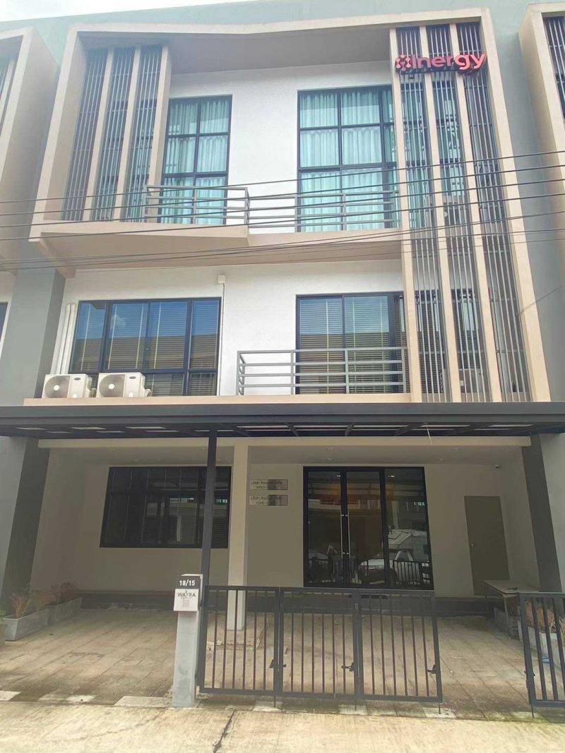 ขาย Home Office หรู โครงการ Wayra Biznet ร่มเกล้า-สุวรรณภูมิ พร้อมอยู่ ทำเลดี เดินทางสะดวกราคา 14,000,000 บาท รวมโอน*รายละเอียด*- Home Office 3 ชั้นครึ่ง - บ้าน Type B ขนาด 34.7 ตร.ว. พื้นที่ใช้สอย 391 ตร.ม. - มี 3 ห้องนอน 5 ห้องน้ำ 3 ที่จอดรถ - ตกแต่งหรูหรา พร้อมใช้งานทันที (ตกแต่งหลักล้าน)ตั้งอยู่บนทำเลทอง ถนนร่มเกล้า ใกล้แยกเคหะร่มเกล้า เดินทางสะดวกสบาย ใกล้ทางด่วน สนามบินสุวรรณภูมิ และนิคมอุตสาหกรรมลาดก