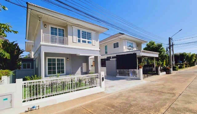 บ้านเดี่ยวสไตล์โมเดิร์น ในบรรยากาศสวนอังกฤษ Perfect Park ชัยพฤกษ์  เนื้อที่ 43.5 ตร.ว.  3 ห้องนอน  2 ห้องน้ำ 2 ที่จอดรถเพียง 3.69 ล้านขายถูกกว่าโครงการฯ Facilities ส่วนกลาง1. Master Club ประกอบด้วยสระว่ายน้ำ & ฟิตเนส2. สวนอังกฤษ ในพื้นที่ส่วนกลาง ร่มรื่นและสวยงาม3. ระบบรักษาความปลอดภัย ตลอด 24 ชม. เดินทางสะดวก เข้าออกจากโครงการฯ ได้หลายเส้นทางทั้งถนนชัยพฤกษ์ เชื่อมต่อ ราชพฤกษ์เข้าสู่ ถนนแจ้