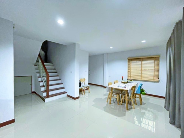 บิ๊กซี หนองจอก 1.4 กม. ตลาดหนองจอก 500ม. บ้านหลังหัวมุม 4 นอน  ติดถนนหลัก ม.เทคโนโลยีมหานคร 2.3 กม.