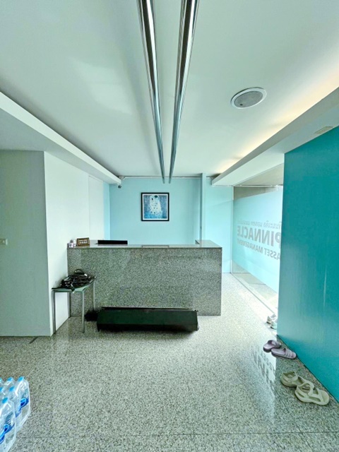 อาคารสำนักงาน 3 ชั้น 2 น้ำ อ่อนนุช 84-90 5นอน 6จอดรถ  มีห้อง pantry มีห้องประชุม 50ตร.วา.250 ตร.ม.5 แอร์  รร.นานาชาติชาร์เตอร์ 1.5 กม.