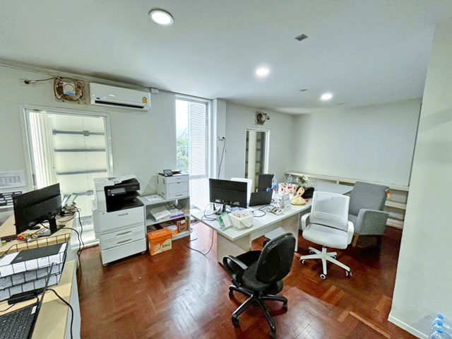 มีห้อง pantry อาคารสำนักงาน 3 ชั้น อ่อนนุช 84-90 5นอน 6จอดรถ  2 น้ำ มีห้องประชุม 40ตร.วา.252 ตร.ม.5 แอร์  รร.นานาชาติชาร์เตอร์ 1.5 กม.