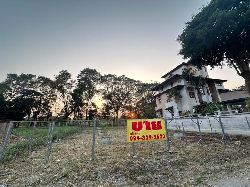 ที่ดินริมน้ำ ใกล้ทะเลสาบ หมู่บ้านศรีนครพัฒนาบึงกุ่ม ใกล้รถไฟฟ้าจะสร้างบ้านพักตากอากาศก็ได้ อยู่อาศัยก็ดี หรือจะซื้อเก็บไว้ก็มีแต่ราคาจะขึ้นขายที่ดินเปล่าถมแล้ว พร้อมสร้างบ้านเนื้อที่ 109 ตรว.ซอยนวมินทร์ 24 แยก อุเทน 16อยู่ในหมู่บ้านศรีนครพัฒนาบึงกุ่ม จากปากซอยเพียง 1.5 กิโลทำเลโดยรอบ:รถไฟฟ้าสายสีเหลือง สถานีบางกะปิสวนสาธารณะบึงกุ่มเดอะมอลล์บางกะปิตลา