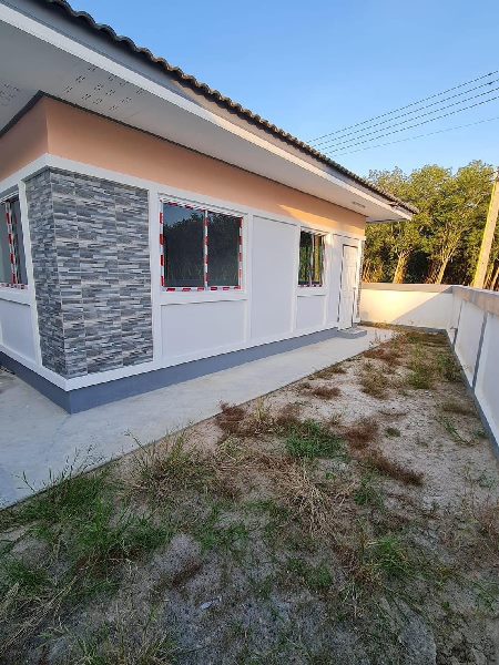 ติดทรัพย์ขายที่ดินแถววัดระหารไร่ จ.ระยอง ที่ดิน 3 แปลง 188 ตรว. และบ้านเดี่ยว มือ 1 ราคาเหมารวม 3.3 ลบ.1. ที่ดินขนาด 55 ตรว. แปลงละ 500,000 บาท ต่อรองได้2. ที่ดินขนาด 64 ตรว.แปลงละ 500,000 บาท ต่อรองได้3. ที่ดินขนาด 69 ตรว.แปลงละ 500,000 บาท ต่อรองได้4. บ้านเดี่ยว  2 ห้อง 2 ห้องน้ำ 69 ตรว. ราคาเปิดหลังละ 1.99 ล้านบาท ต่อรองได้ใกล้วัดละหารไร่ 5 นาทีใกล้ถนนใหญ่ 2 นาทีใกล้เซเว่น 10 นาทีLocation :https://maps.app.goo.gl/m3YziZeeHsXLPz4y7?g_st=com.goo